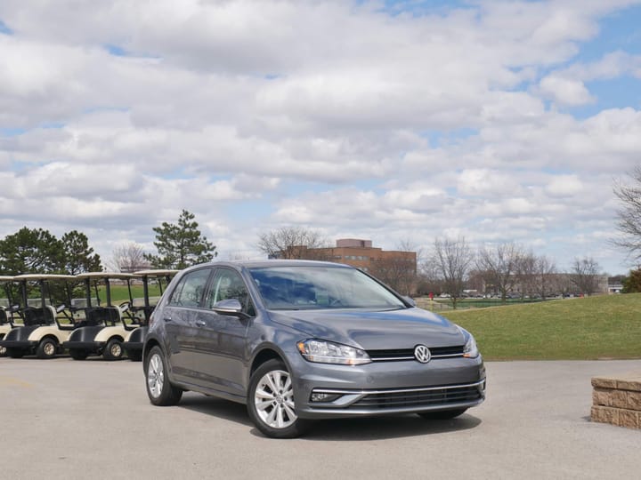 2019 Volkswagen Golf SE exterior