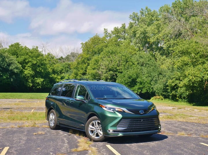 2021 Toyota Sienna Hybrid Platinum AWD exterior