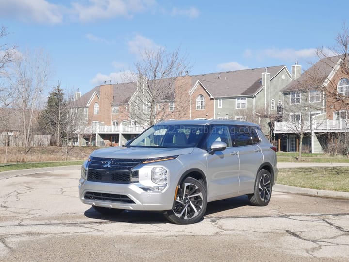 2022 Mitsubishi Outlander 2.5L SEL AWC exterior