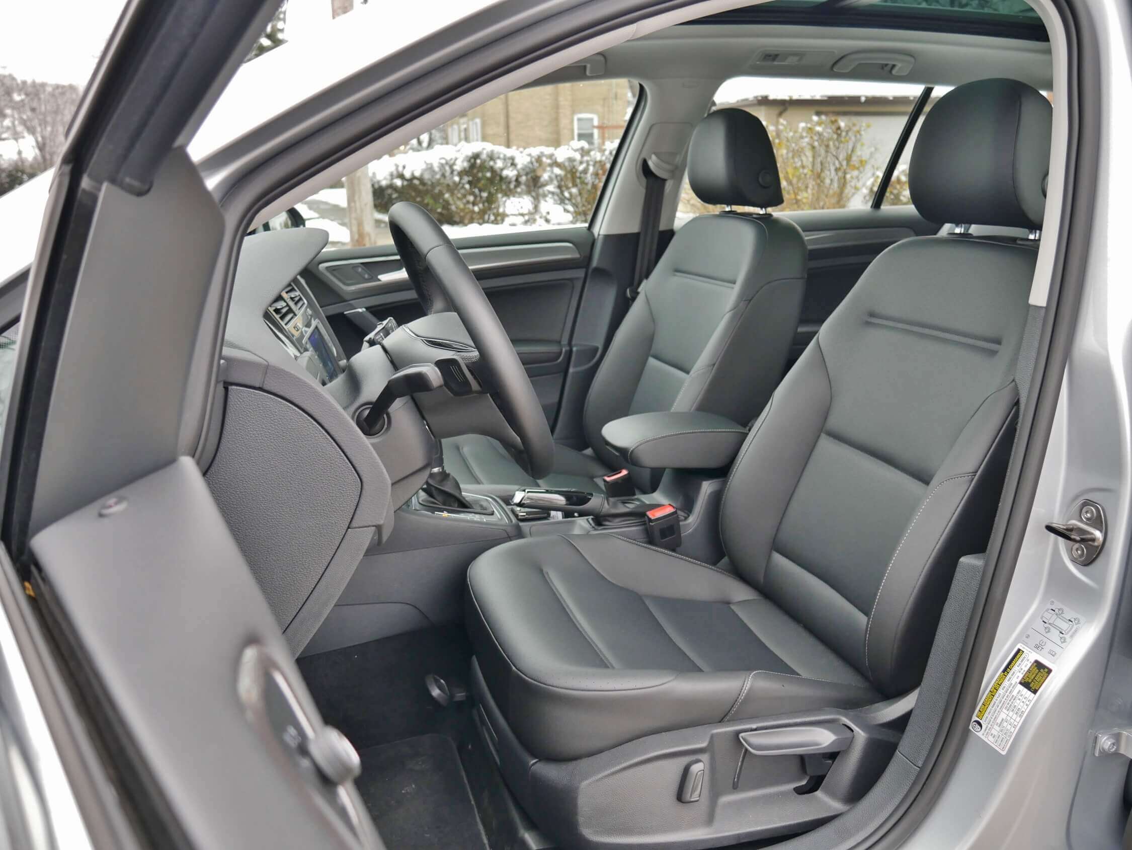 2017 Volkswagen Golf AllTrack SE: front seats, partially powered