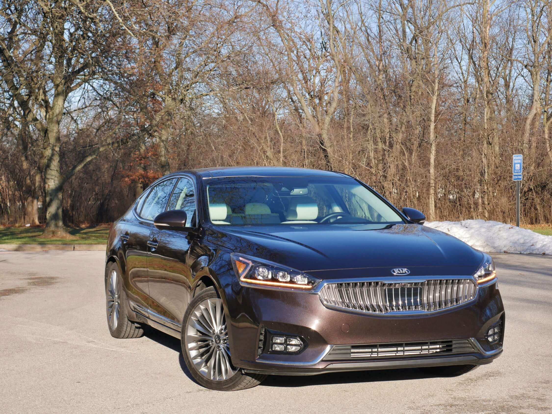 2017 Kia Cadenza Limited: facelift includes available all-new Intaglio toothy concave vertical slat wide grille flanked by Z-shaped DRLs and available LED headlights