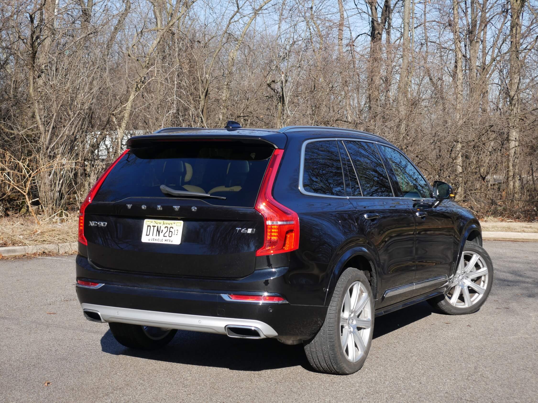 2017 XC90 T6 AWD Inscription: Boomerang taillamps rise vertically from just above bumper to roof spoiler.