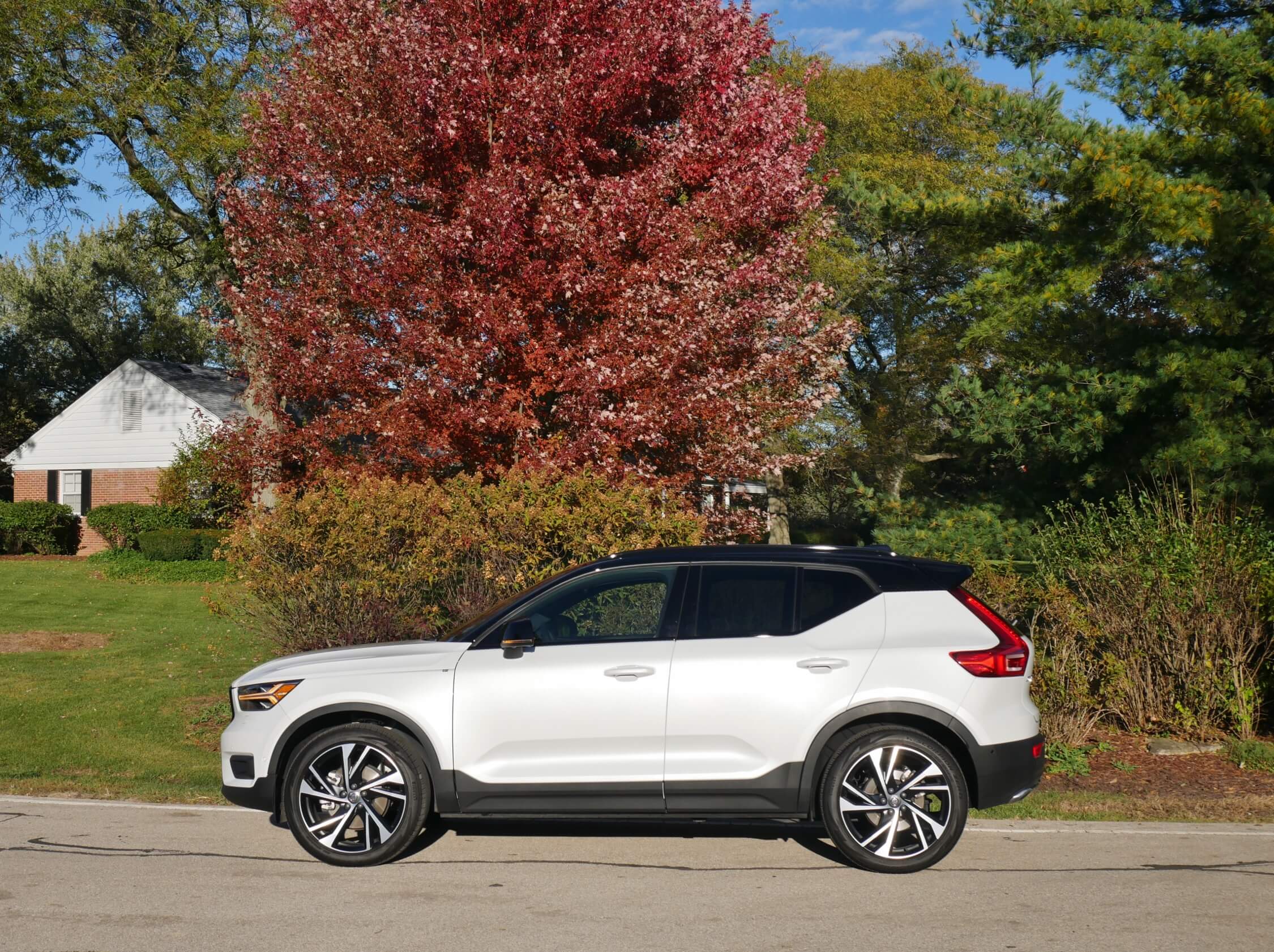 2019 Volvo XC40 T5 R-Design: Two tones of Crystal White Metallic and darkened spill-over roof = floating roof.