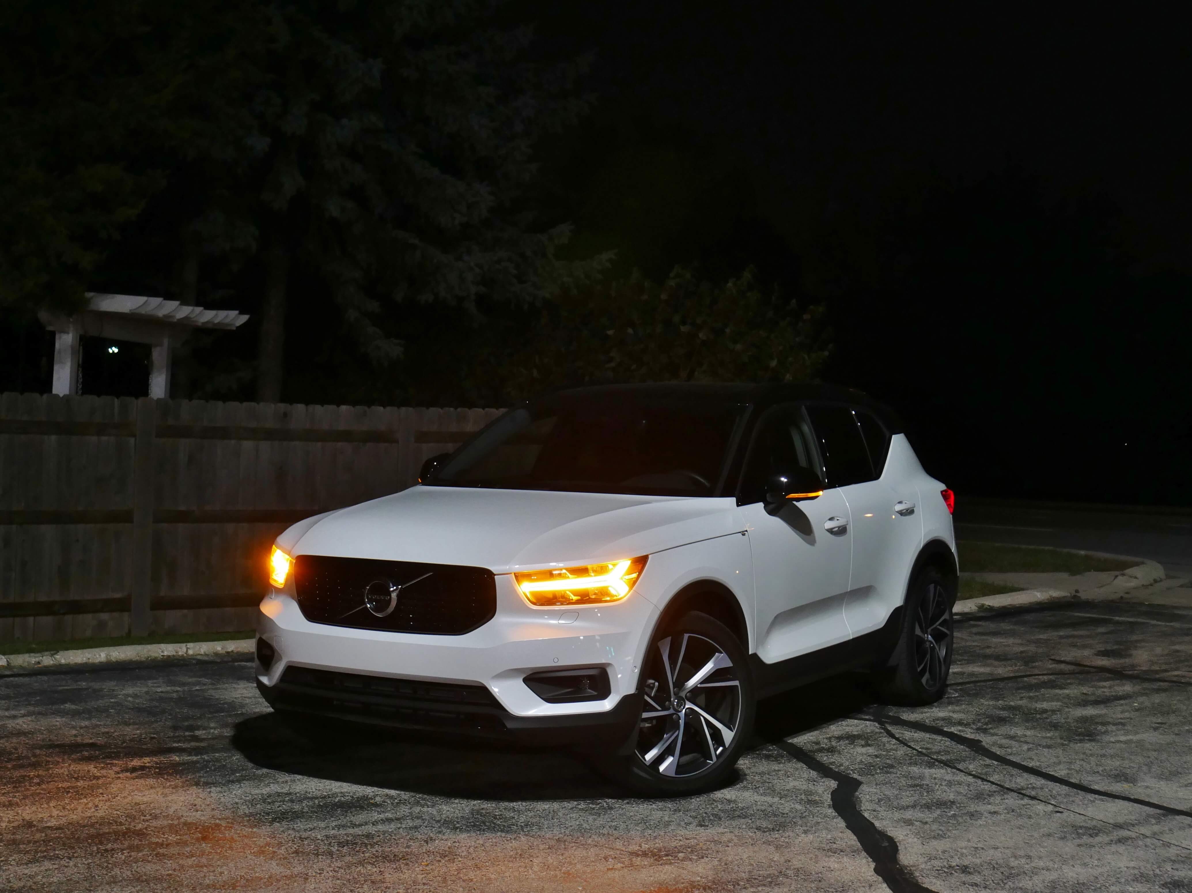 2019 Volvo XC40 T5 R-Design: Thor's Hammer LEDs alter from white DRLs to amber directionals