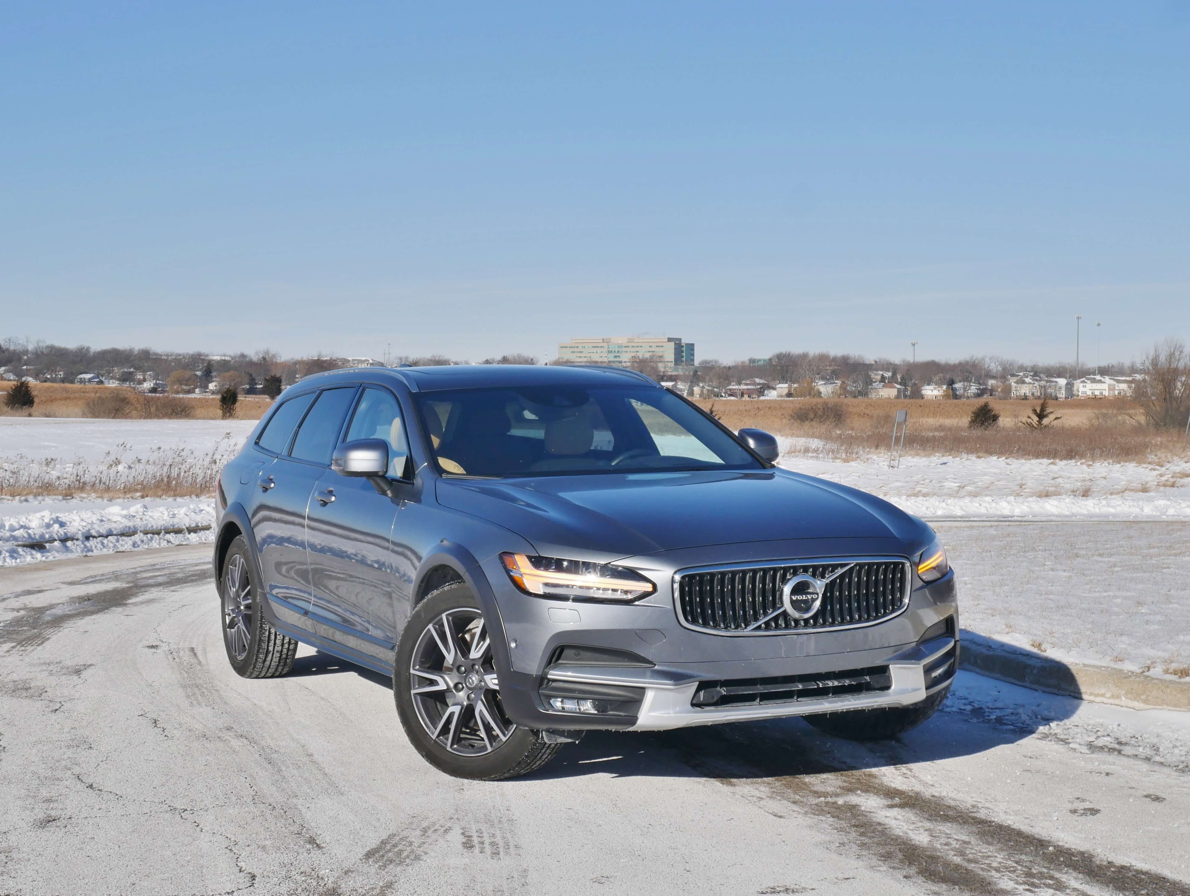 2018 Volvo V90 Cross Country T6: Stares down permafrost