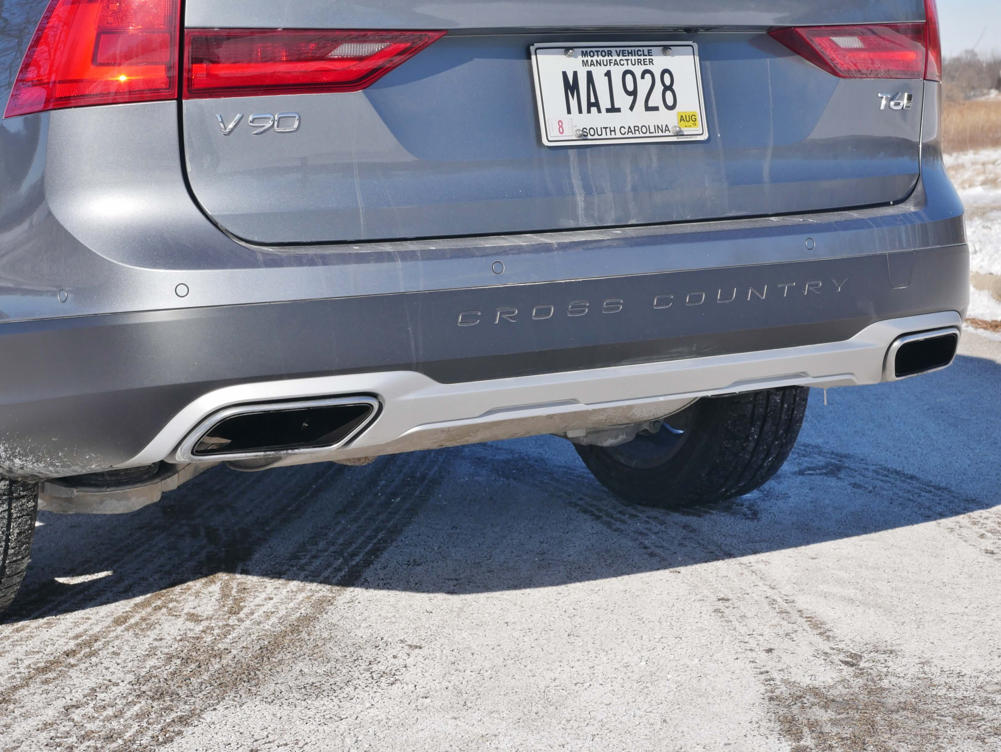 2018 Volvo V90 Cross Country T6: Dual exhaust tips integrated into simulated rear lower skid plate