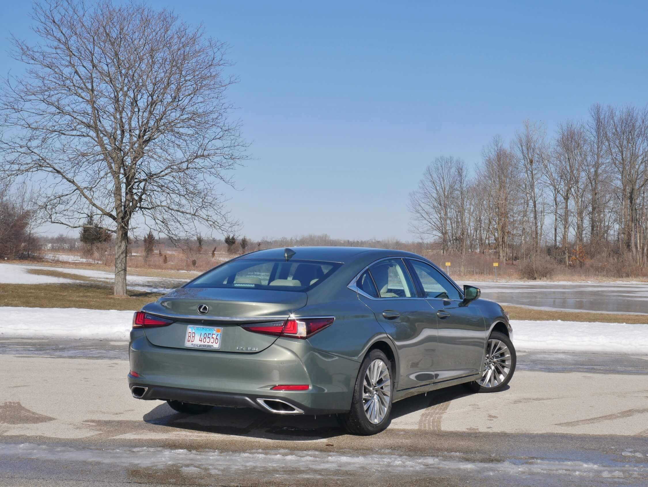 2019 Lexus ES 350: Modern times bring a more cinched tail, revised dual "L" wrap-around taillamps and trapezoidal dual exhaust outlets.