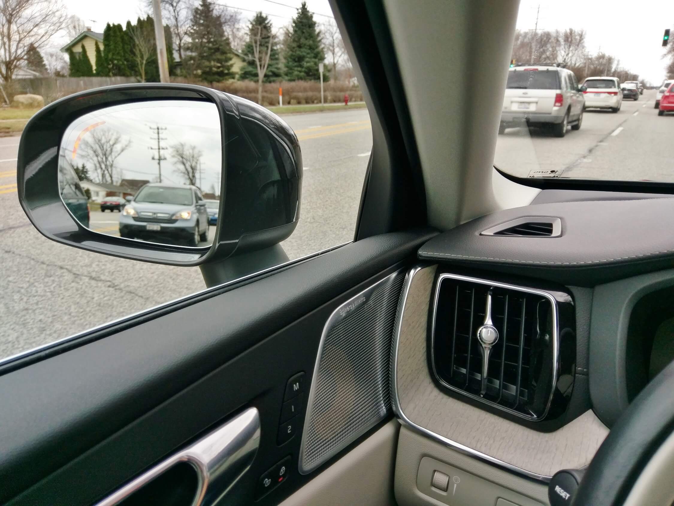 2018 Volvo XC60 T6 AWD Inscription: Distinctive wing mirror amber semi-circle blind spot warning LED