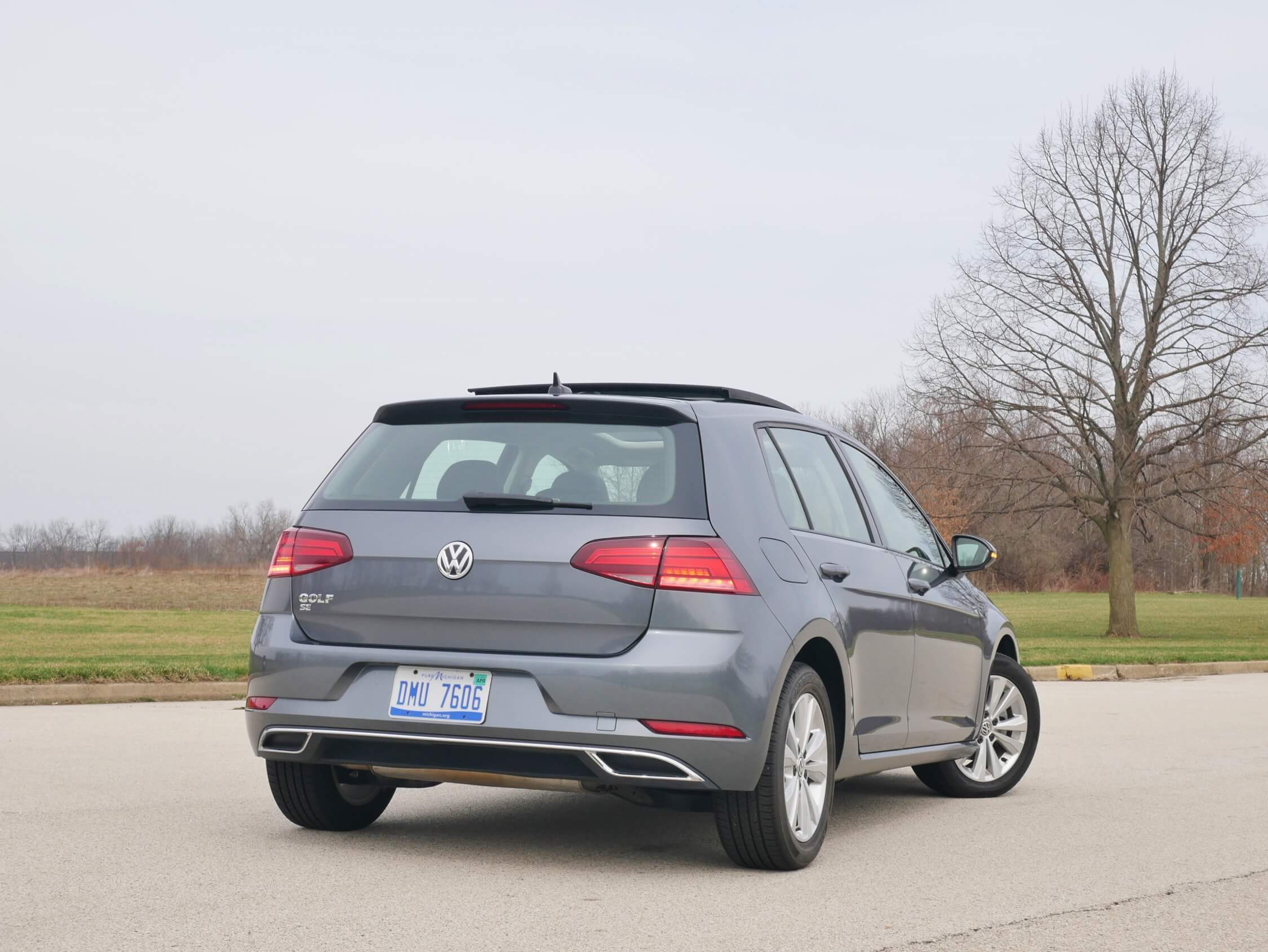 2019 Volkswagen Golf SE: Body matching roof spoiler = Sporty; Wrap around LED taillamps, dual exhaust outlets = trapezoid classy