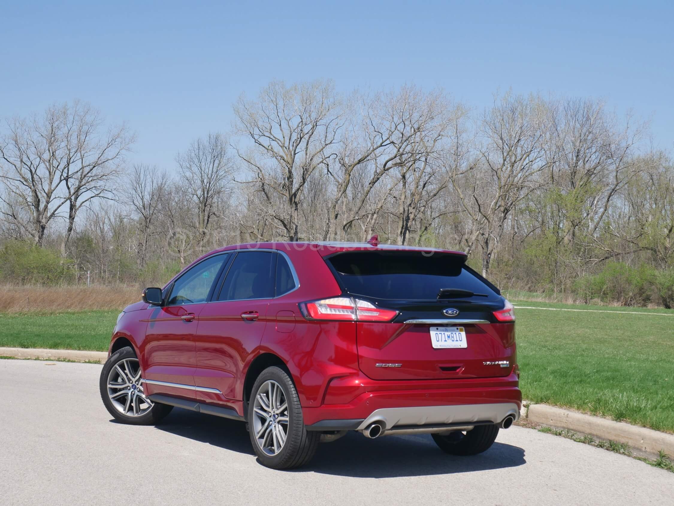 2019 Ford Edge Titanium AWD: Refresh in crossover SUV design = dramatized front & rear lower corner creases, narrower light housings, tweezed grille, contrast body cladding & simulated skid plates