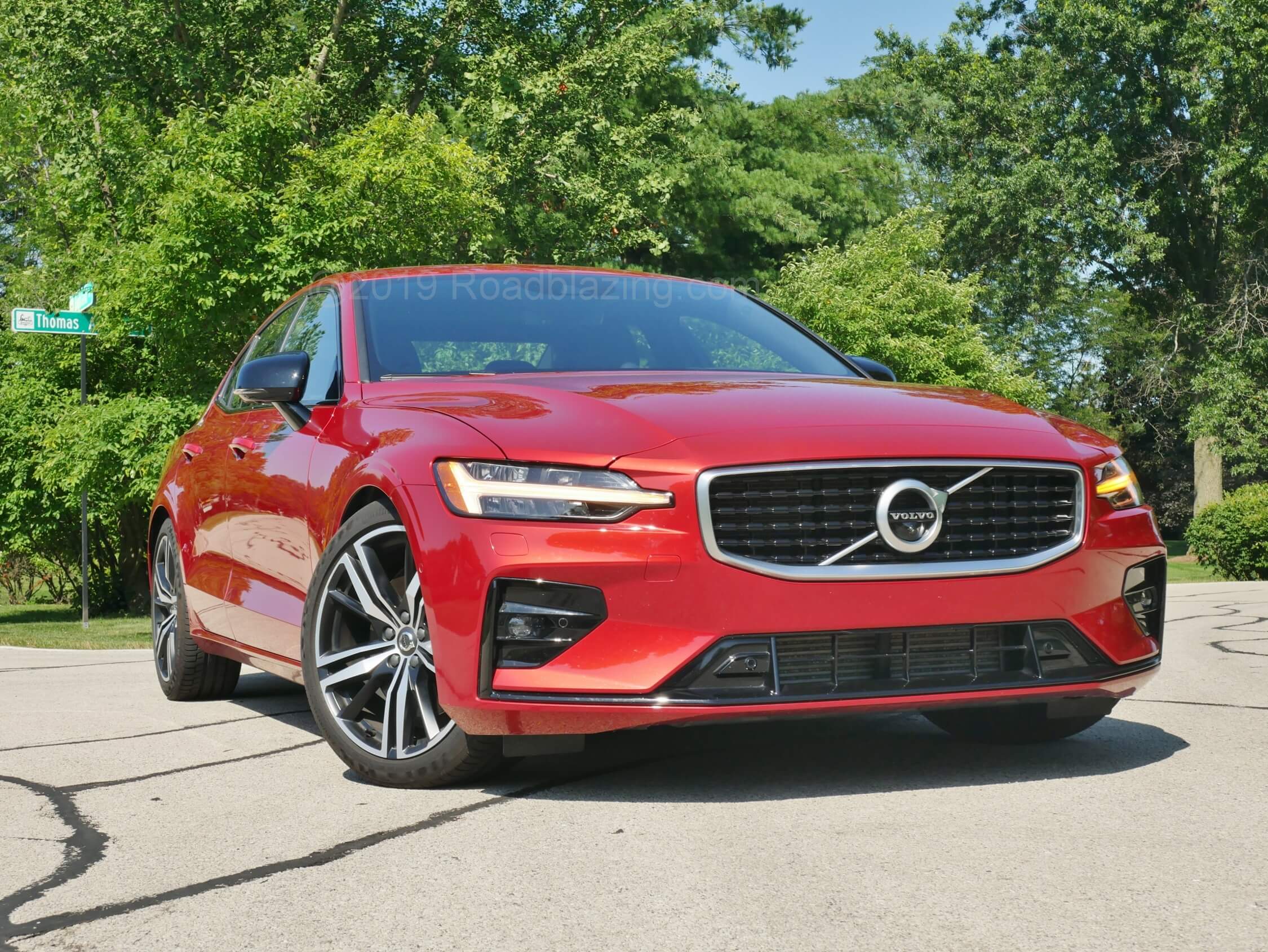 2019 Volvo S60 T6 R-Design: Judiciously sized & cinched grille and subtly darkened straked lower corners and center airdam make way for Thor's Hammer alternating amber directionals / white DRLs.