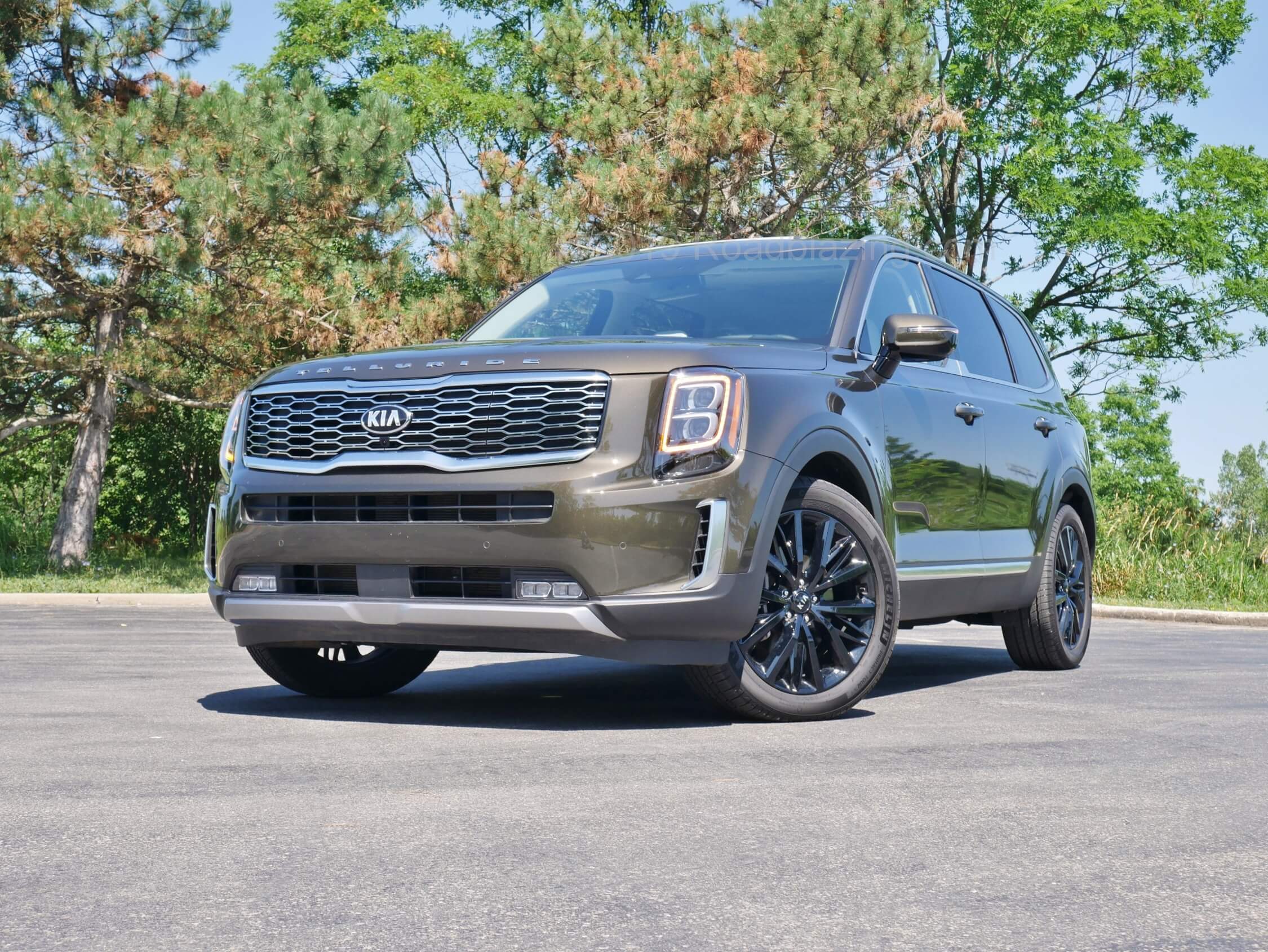 2020 Kia Telluride SX AWD: Vertically arrayed LED headlamps seem more Escalade assertive, while the clamshell hood carries the "TELLURIDE" lettering above the wide lattice kidney grill, in a very British royalty goes to Balmoral way.