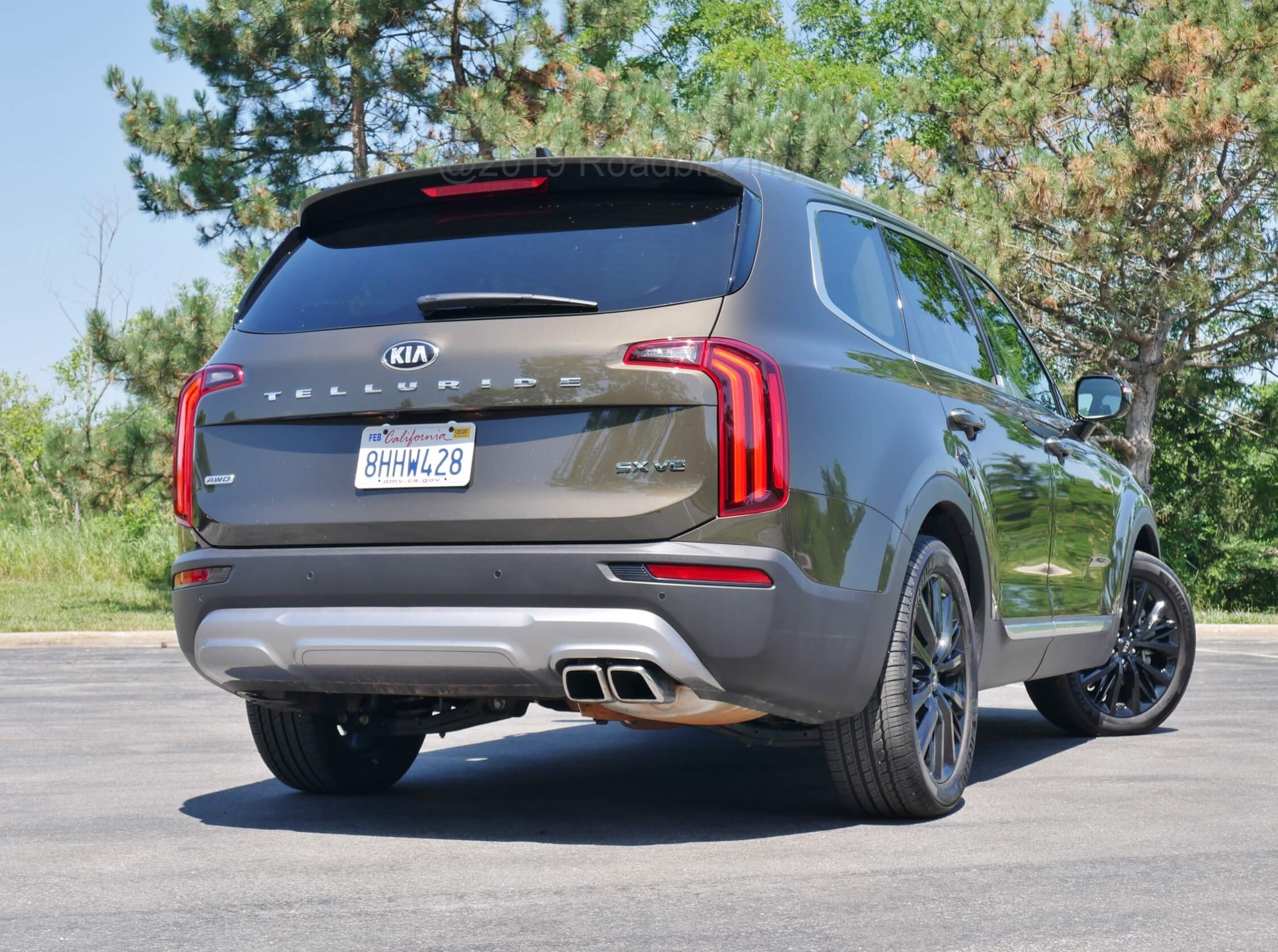 2020 Kia Telluride SX AWD: The mid tailgate is pinched with a single crease with the lower rear quarter and bumper rising up and outward in Range Rover fashion.