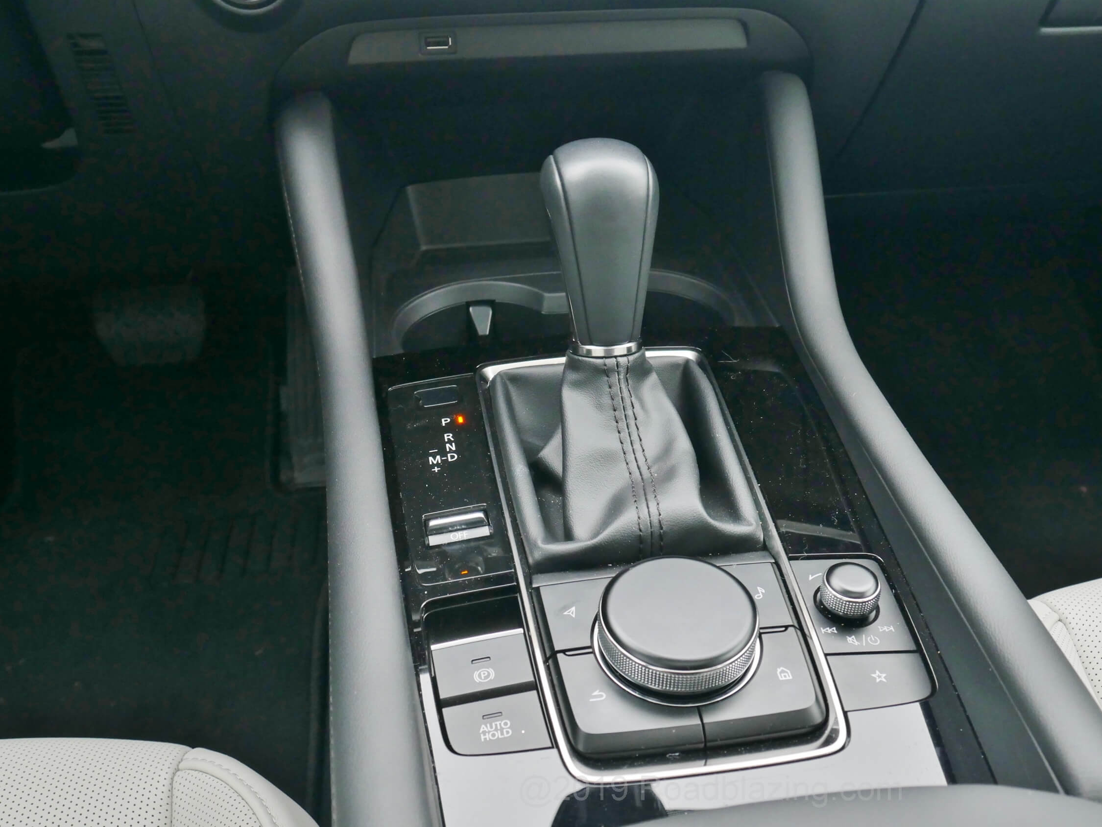 2021 Mazda 3 2.5 Turbo Hatchback: Revised remote media display precision twist, toggle Commander knob and updated adjacent audio volume knob with live / rewind toggle.