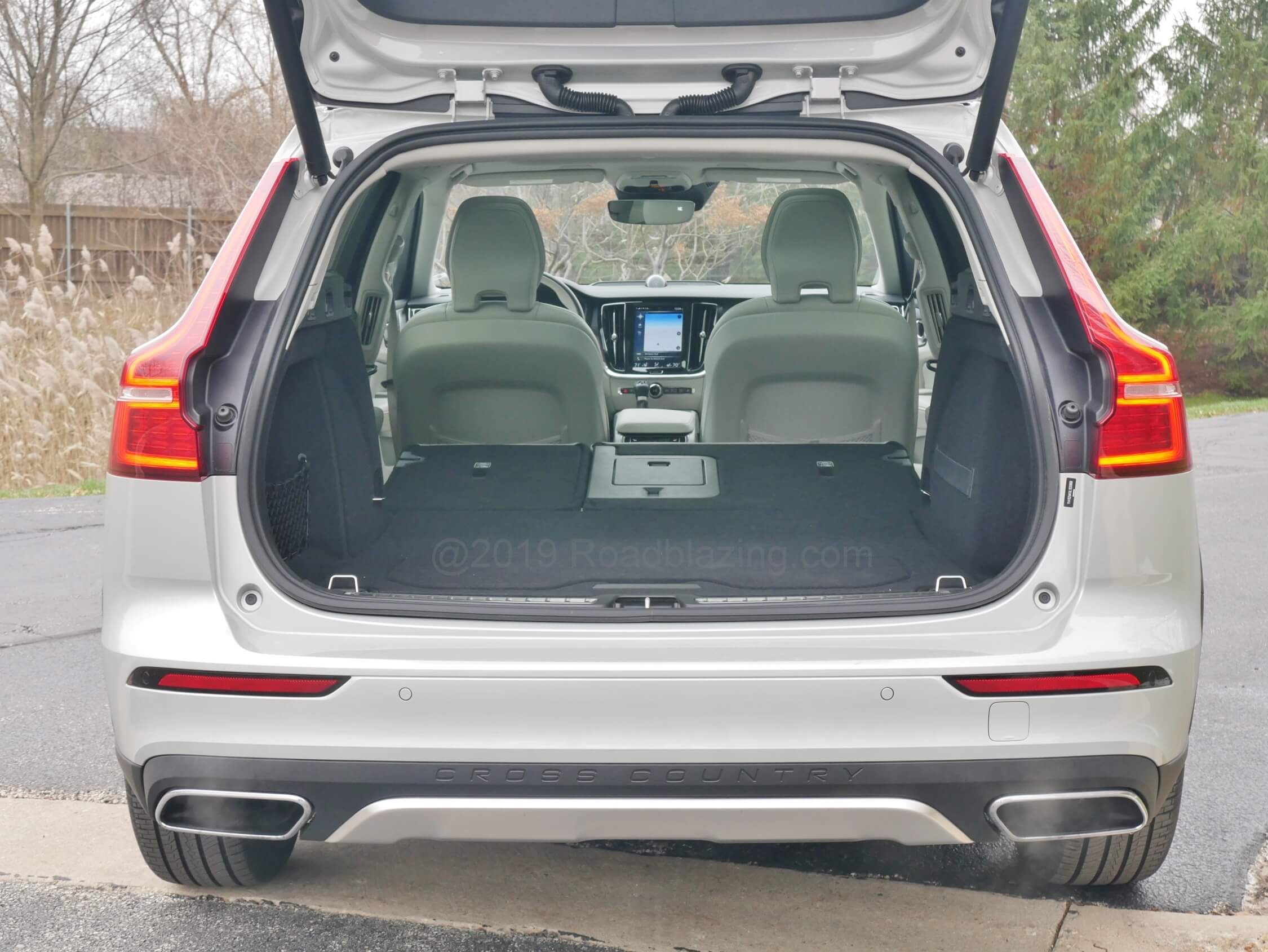 2020 Volvo V60 T5 AWD Cross Country: low load liftover leads to wide cargo aperture expanded by 60/40 split folding 2nd Row seatbacks and center pass through
