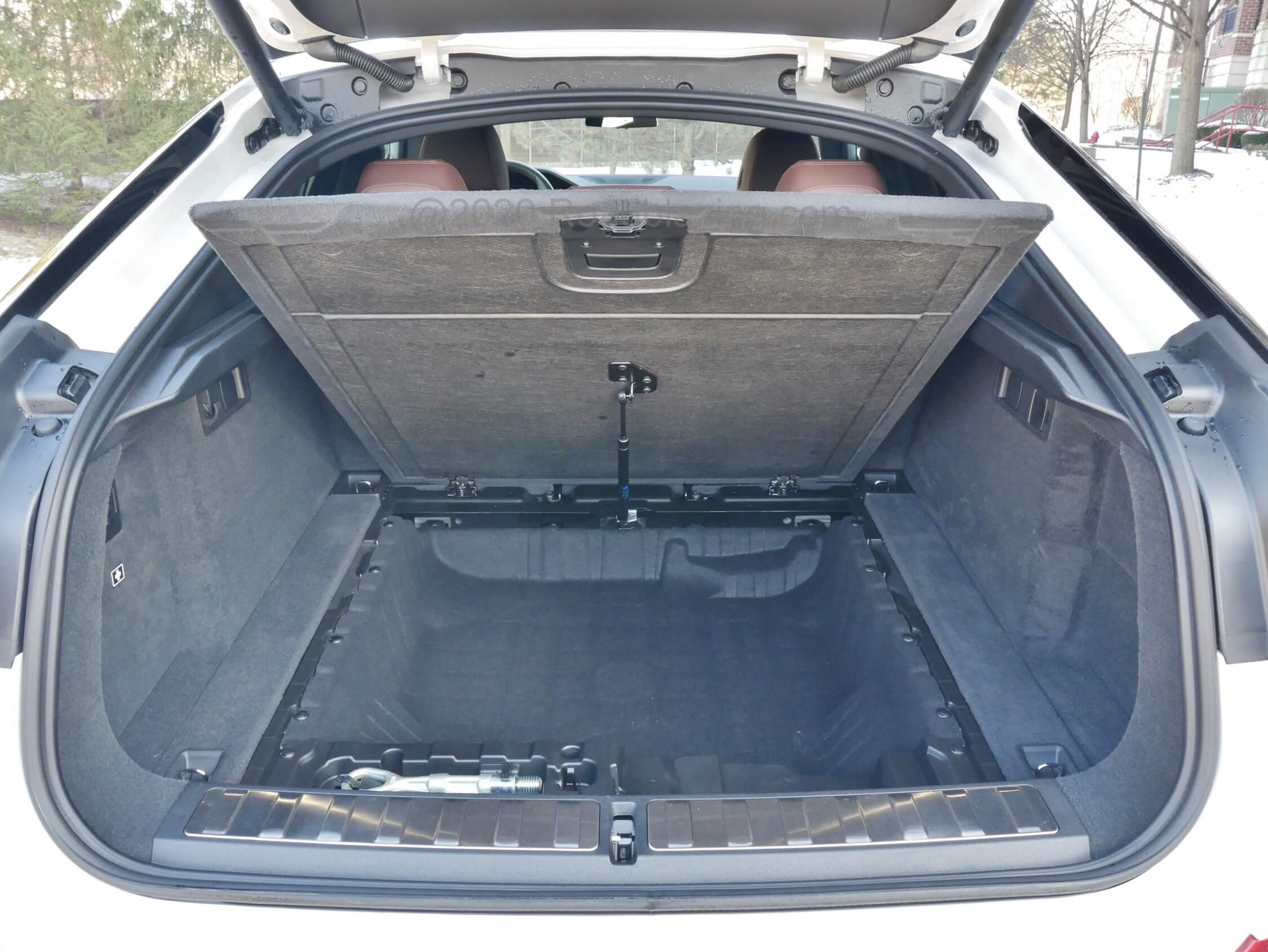 2020 BMW X6 xDrive 40i: Spring raised cargo floor conceals massive sub-floor storage space