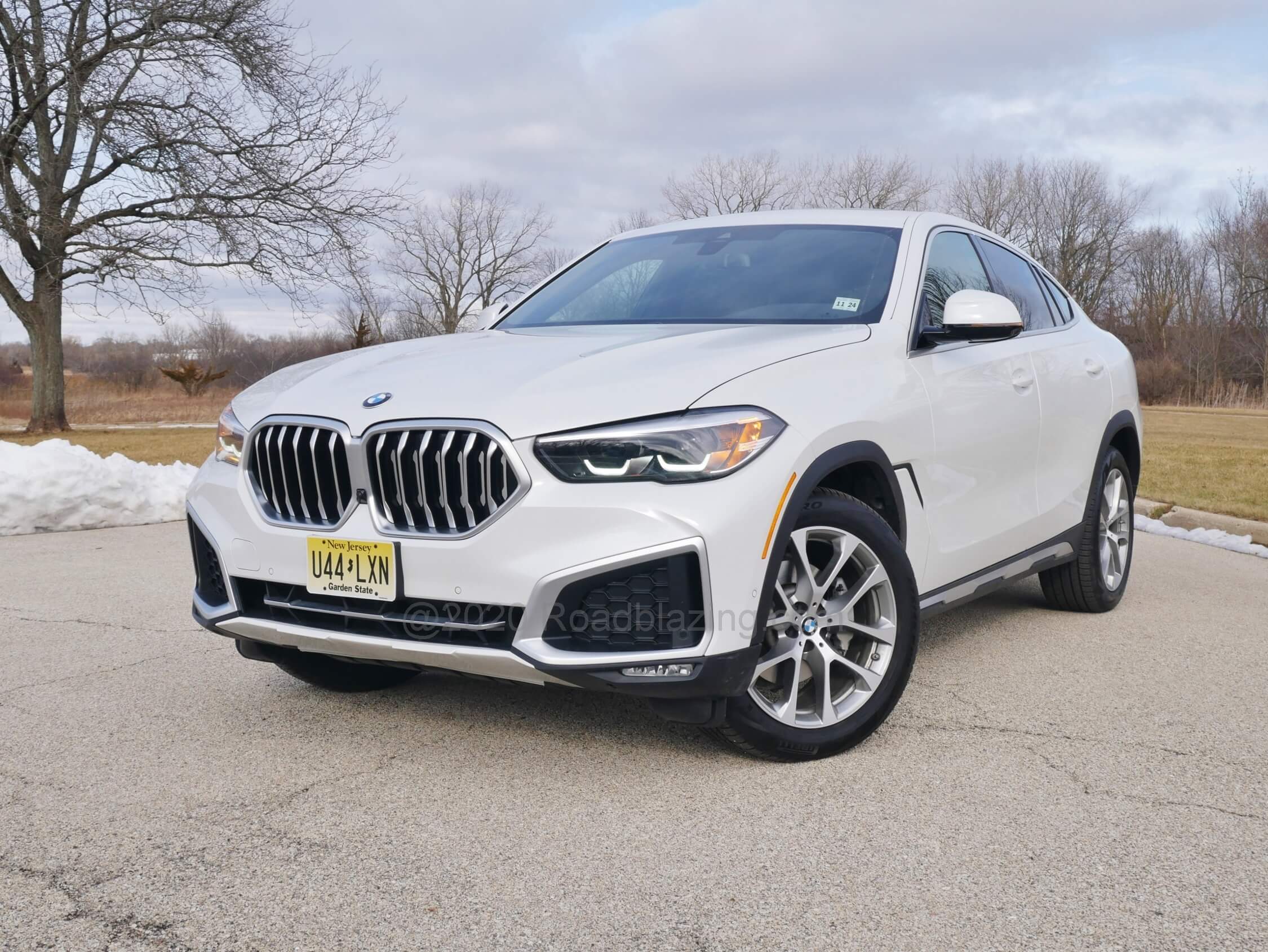 2020 BMW X6 xDrive 40i: Less oblique than before with a spillover grille, chiseled fascia, lower corner inlets and brake ducts, narrower LED lamps housings.