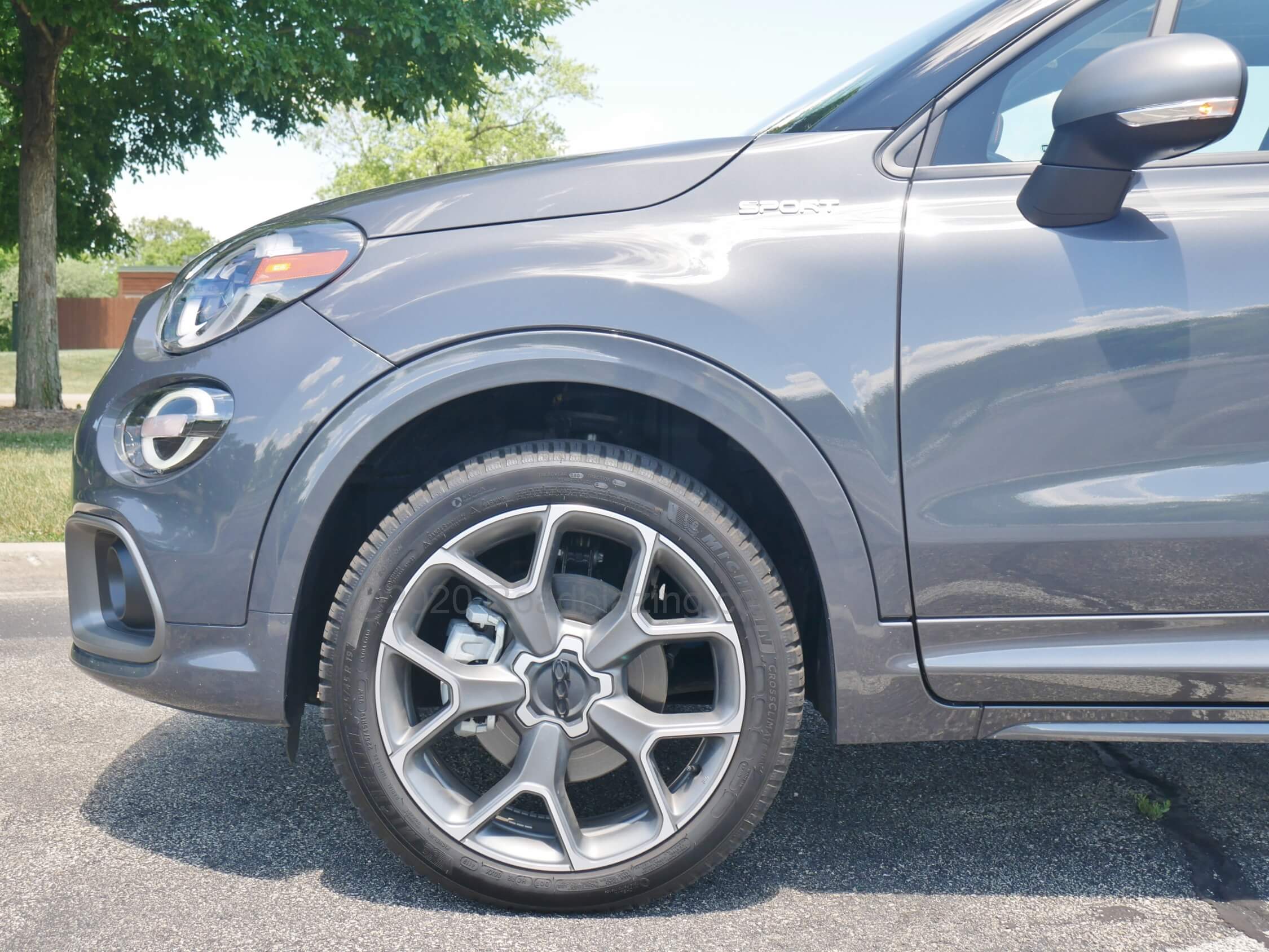 2020 FIAT 500X Sport AWD: 225/45 VR-19 unidirectional Michelin rubber maximizes the Sport nature