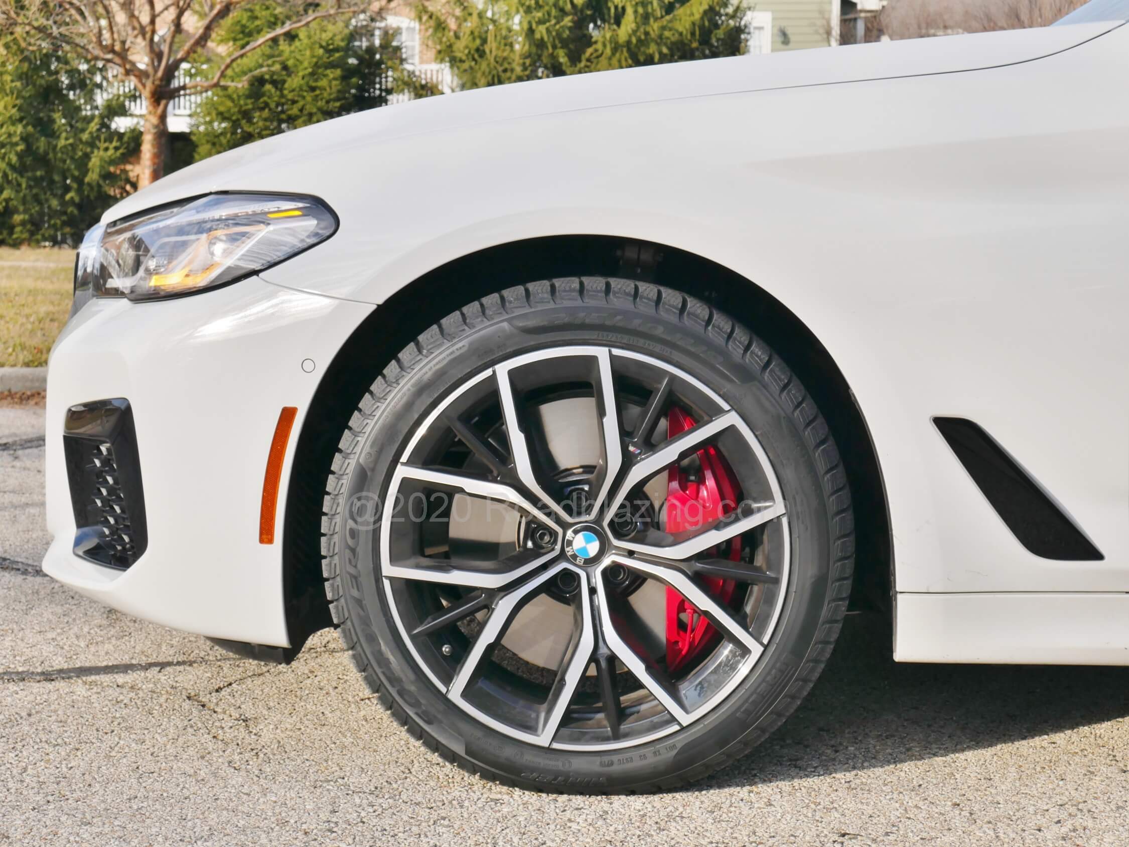 2021 BMW 540i xDrive: the test vehicle included optional active roll stabilization, e-variable damping, variable sport steering, 19" M alloy wheels and upgraded front multi-piston big brakes to improve driver to road connection and control