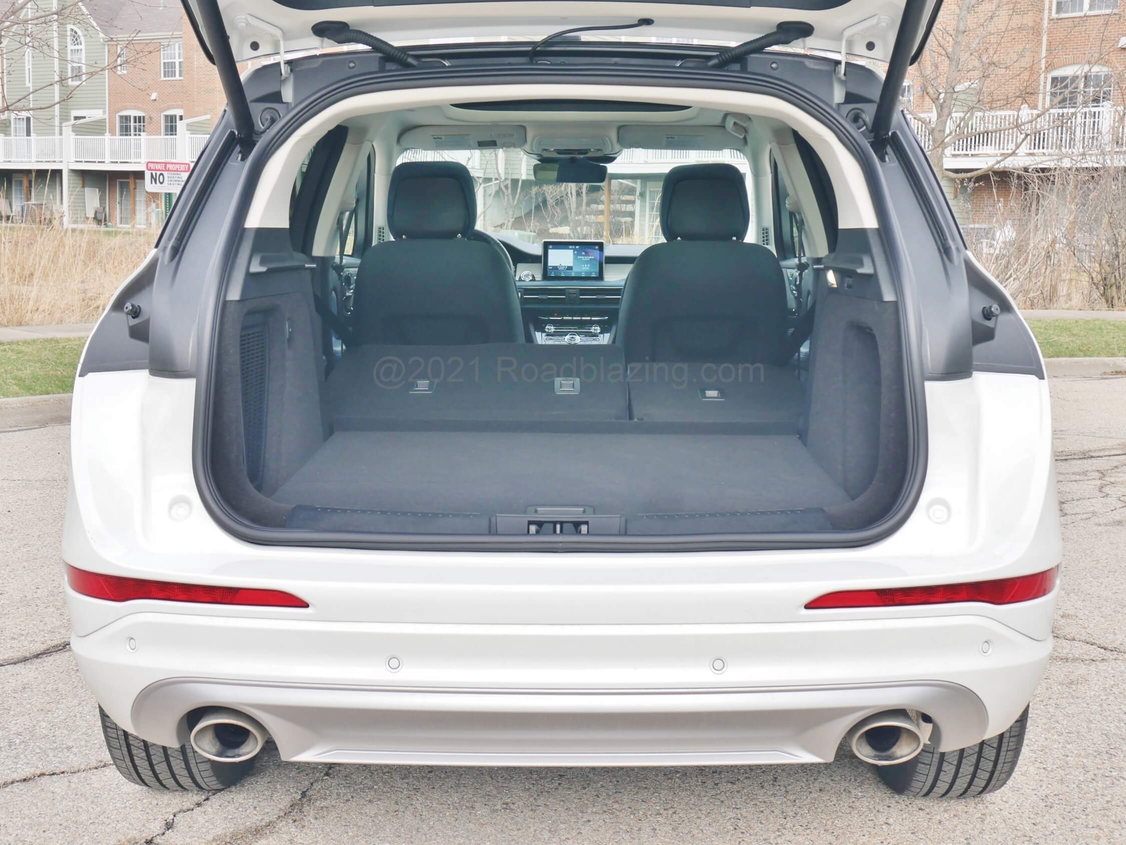 2021 Lincoln Corsair 2.3T AWD Reserve: Low load liftover, good width between wheel arches & near flat split folding 2nd accommodate large cargo for class