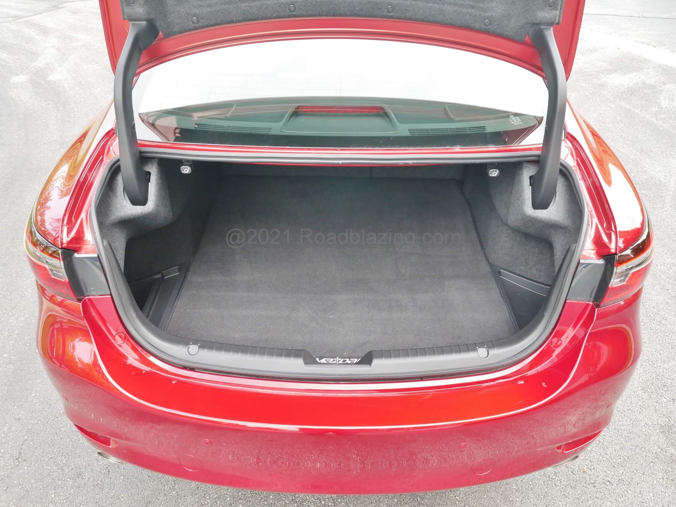 2021 Mazda 6 Signature 2.5T: Nicely carpeted trunk for extra sound insulation