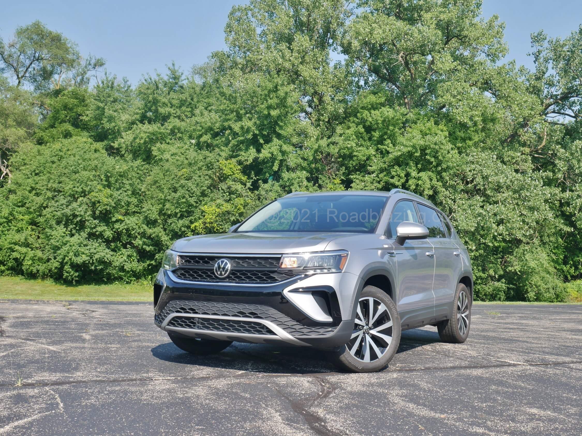 2022 Volkswagen Taos SE 4Motion: emulating a rugged Atlas nose with bowl hood and bowtie front bumper and simulated skid plate