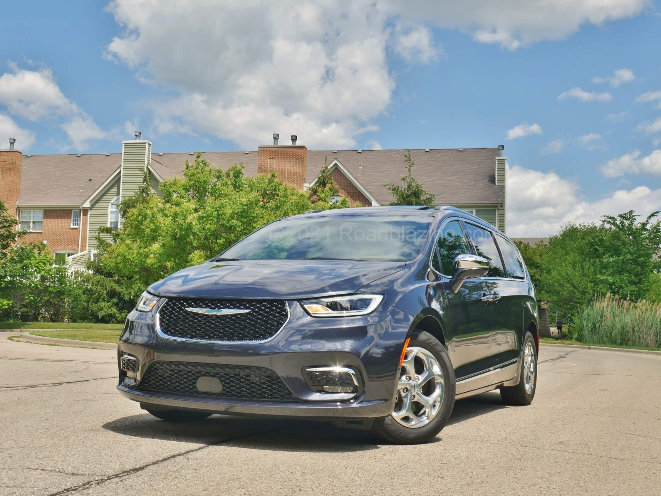 2021 Chrysler Pacifica Limited Hybrid PHEV: wind slicing streamlined engine more forward, sharp raked windscreen front end