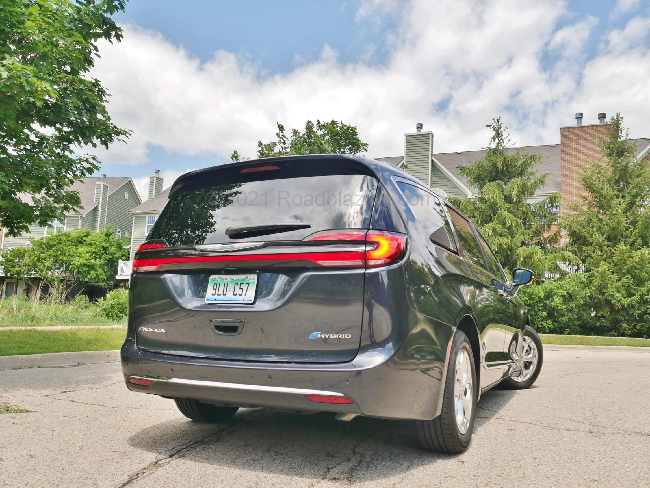2021 Chrysler Pacifica Limited Hybrid PHEV: Raceway style mid liftgate LED's link corner directionals