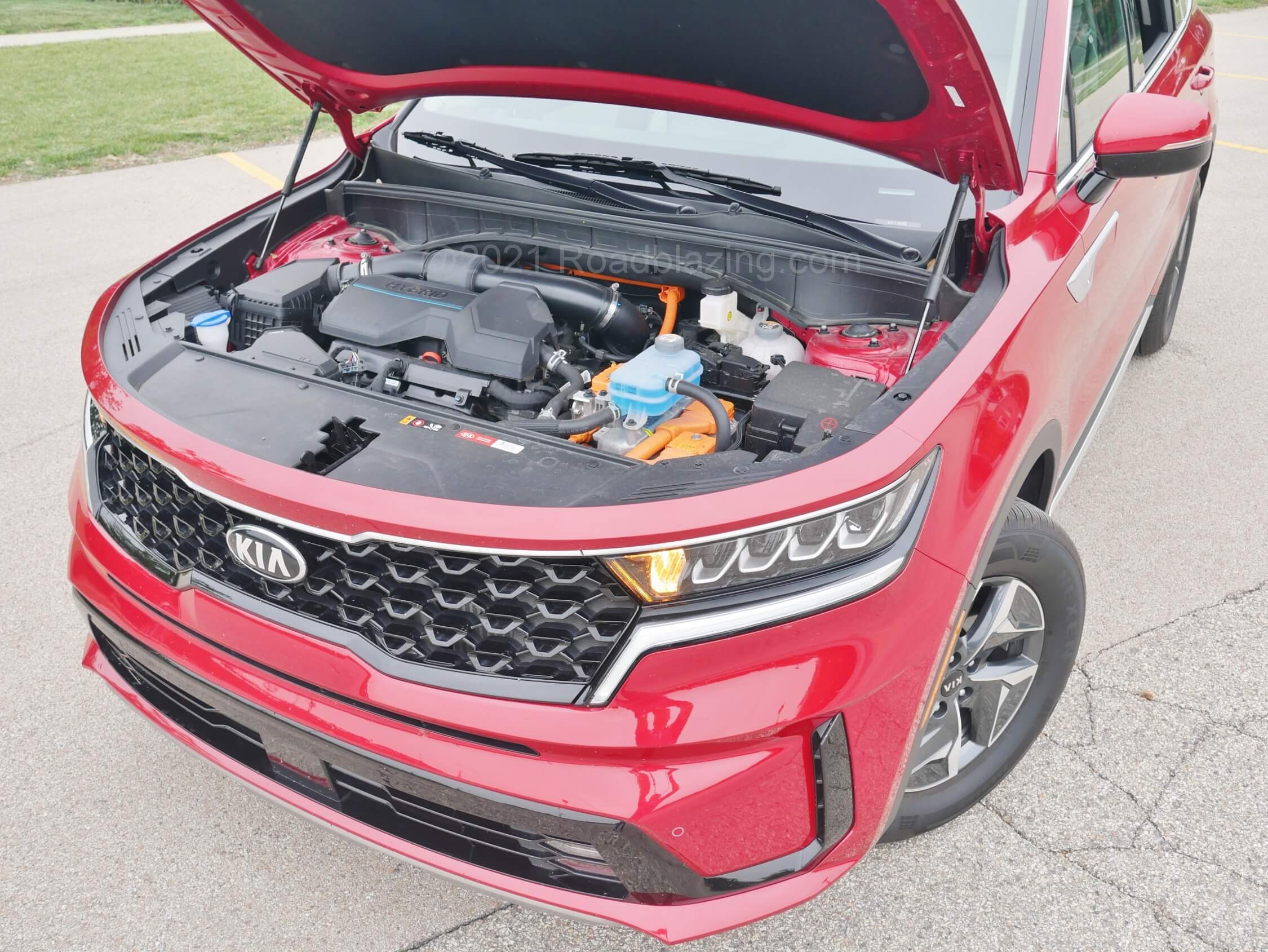 2021 Kia Sorento HEV EX 1.6T Hybrid: small displacement turbo four gas mill gets noticeable additional boost from 45 kW synchronous pole AC motor, supplied by 1.5 kWh LiIon batteries, good for 227 net hybrid horsepower
