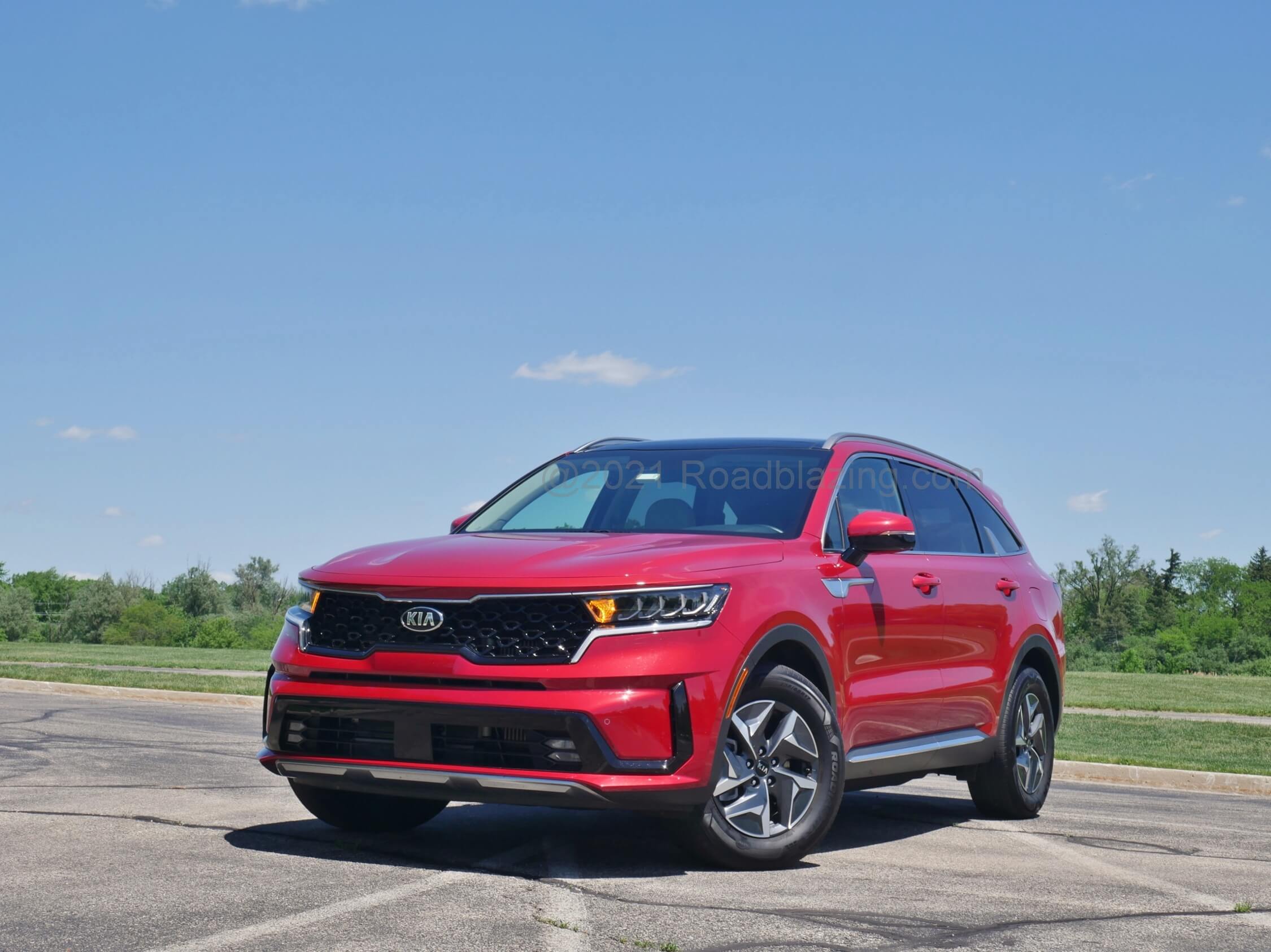 2021 Kia Sorento HEV EX 1.6T Hybrid: Hood forms powerful clamshell over wide dark lattice farfalle grille. Front and rear lower valence metallic accents merge with simulated skid plates