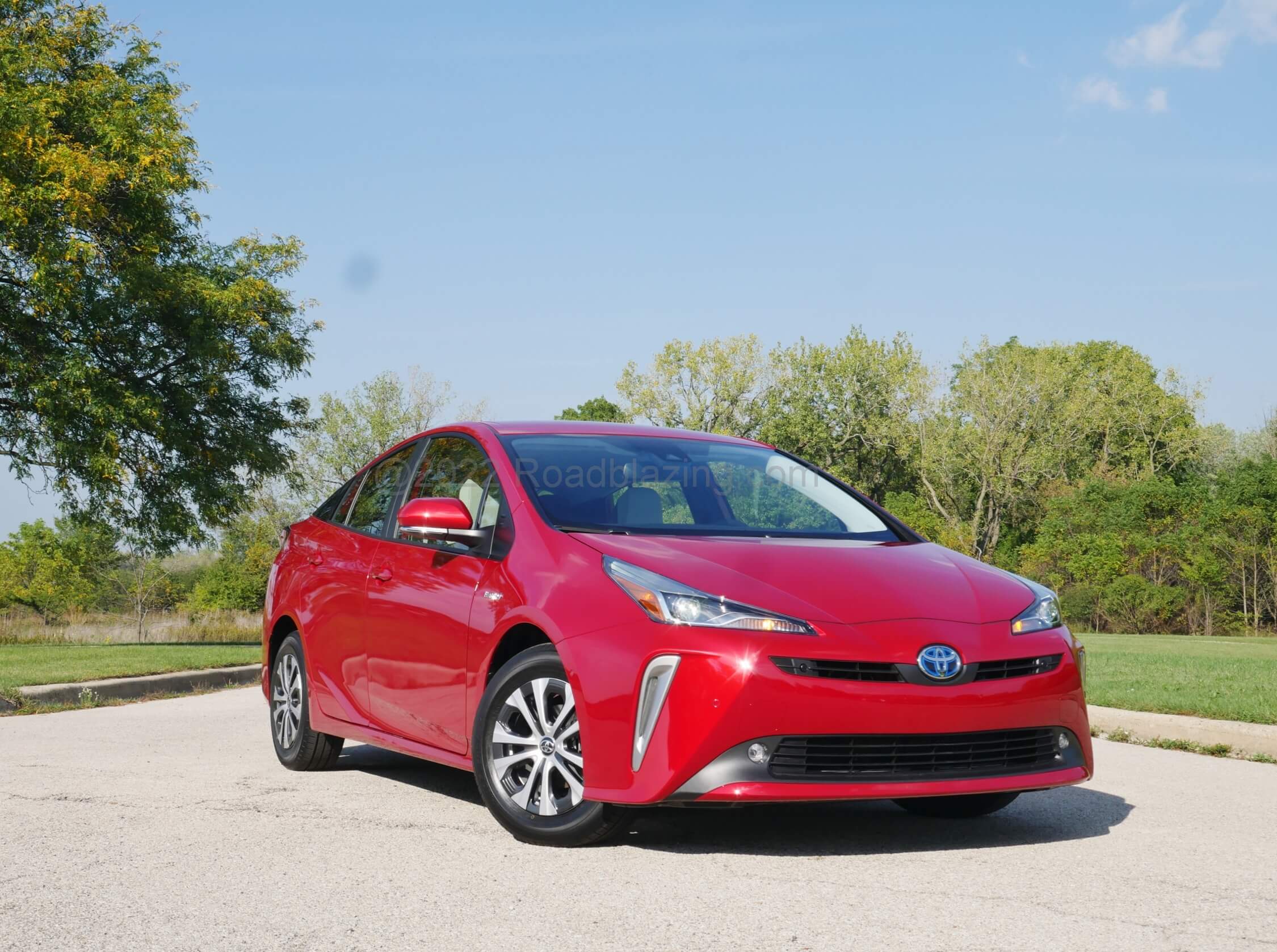 2022 Toyota Prius XLE AWD-e: There is now a discernible "Point" to the nose, with jazzier vertical fangs