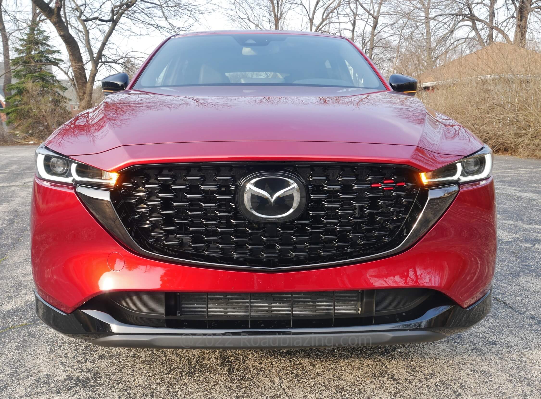 2022 Mazda CX-5 2.5T Turbo AWD: new deep link grille, w/ Turbo exclusive 4 red link segments and gloss black finish, wider lower cradle