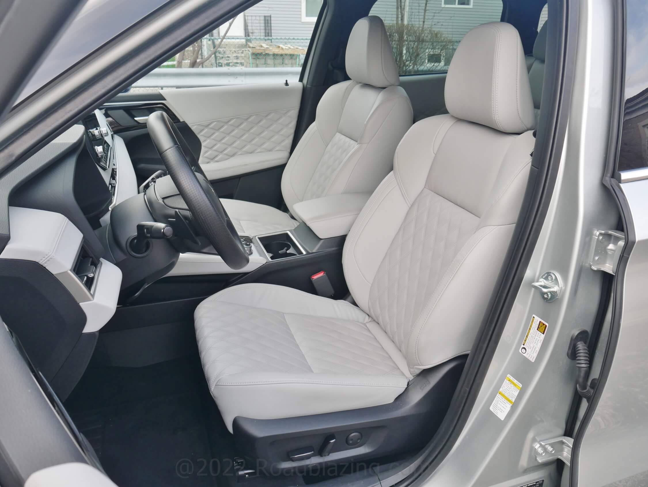 2022 Mitsubishi Outlander 2.5L SEL AWC: quilted leather seating, 8-way driver, 4-way pax powered w/ heating