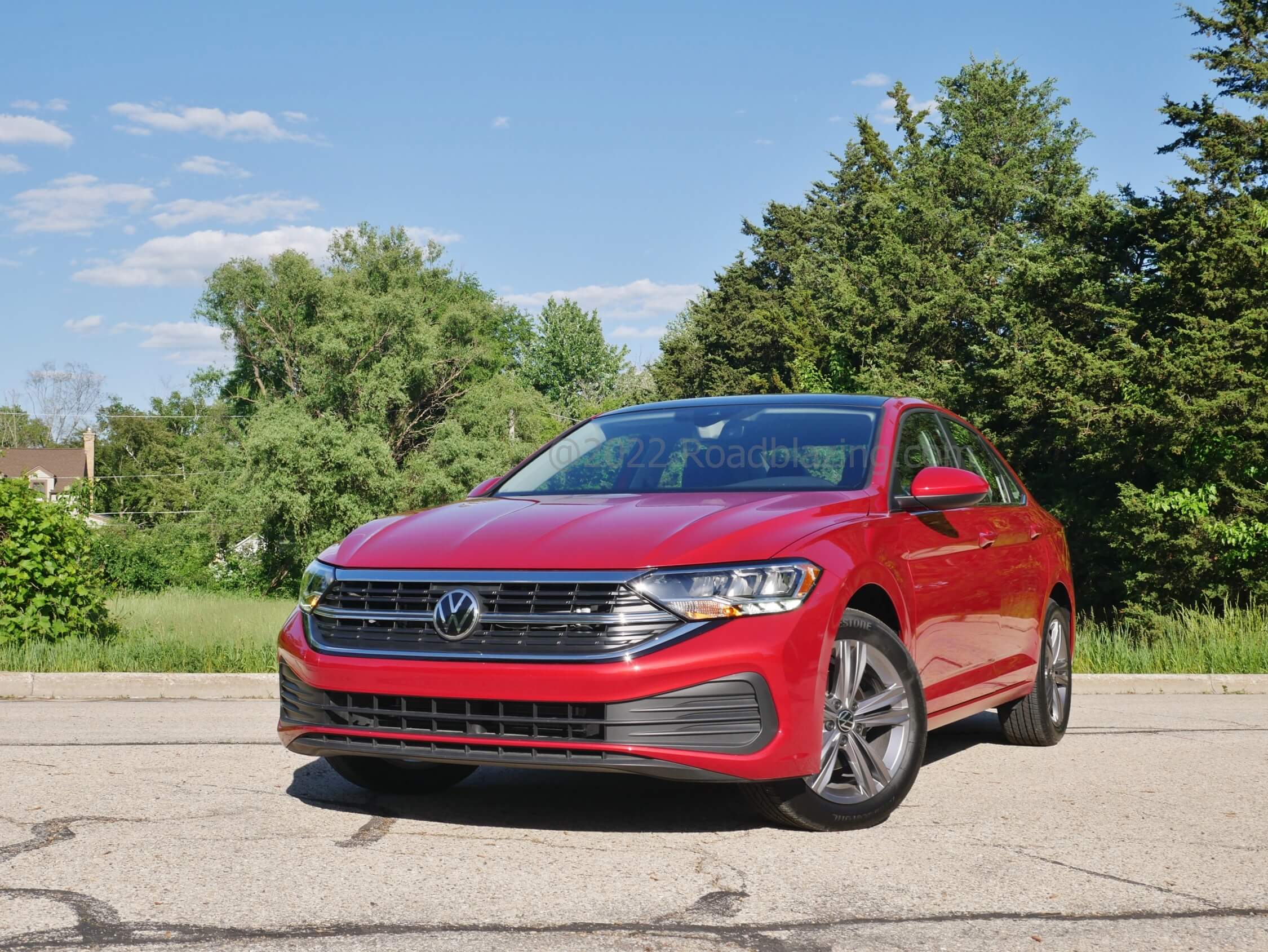 2022 Volkswagen Jetta 1.5T SE: tri-bar grille, grey Bow Tie lower air dam inserts = new for '22