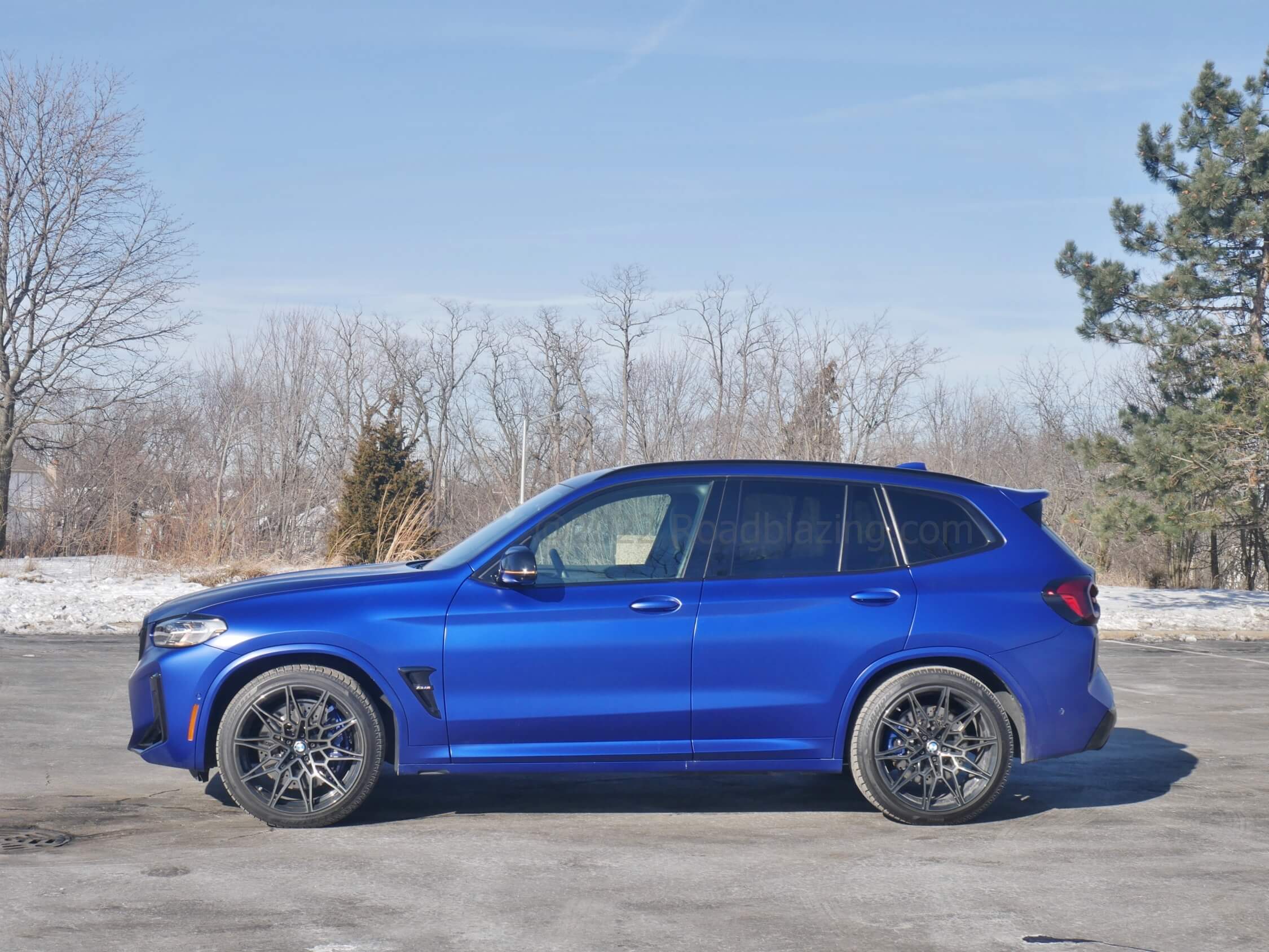 2022 BMW X3 M Competition xDrive: soft sloped roof, smart Hofmeister kink, thoroughly darkened frames and sublime Frozen Marina Blue Metallic coat