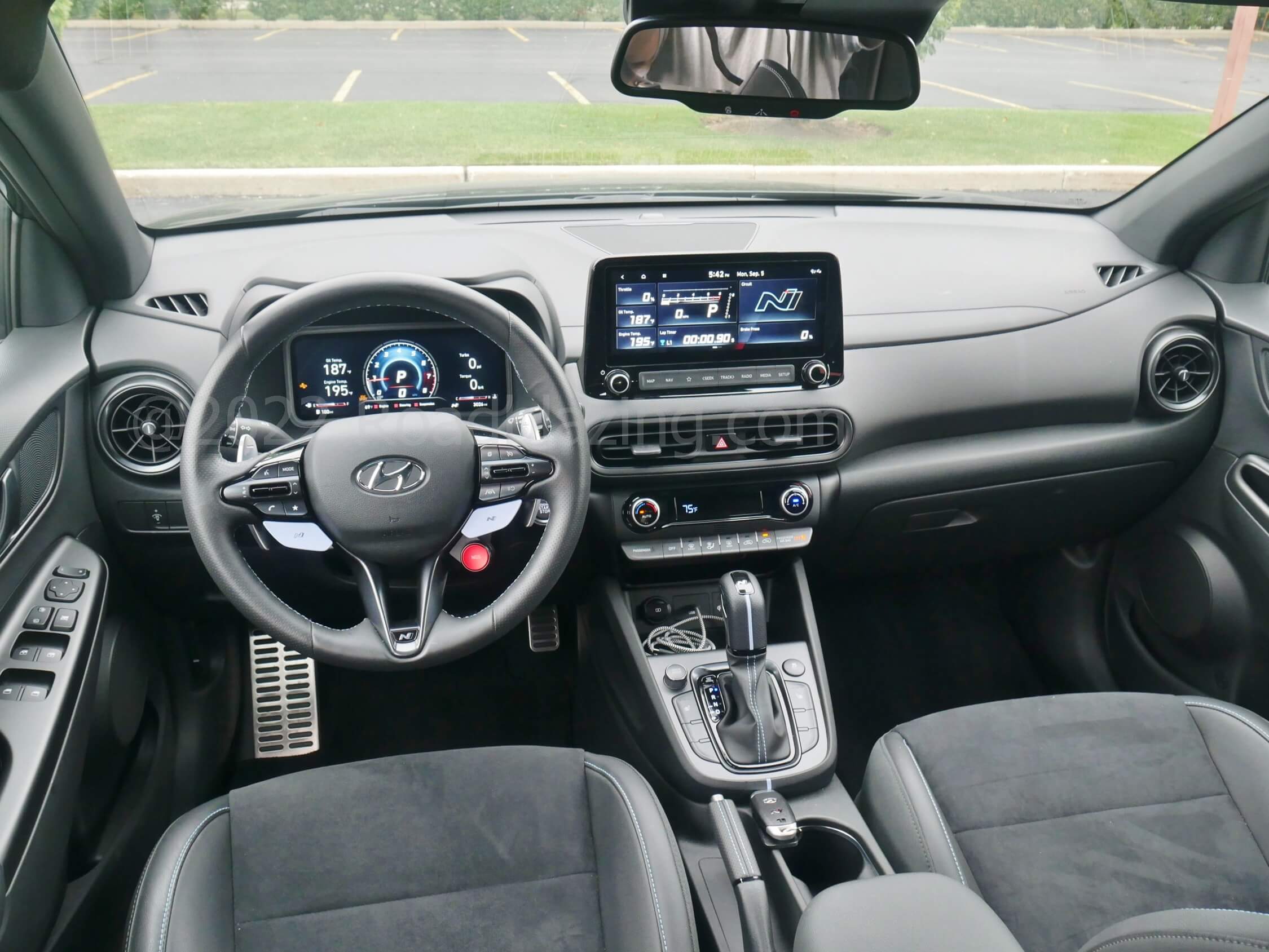 2022 Hyundai Kona DCT: new 10.25" Digital TFT instrument cluster and 10.25" touch LCD infotainment enter cockpit already beset by intuitive controls
