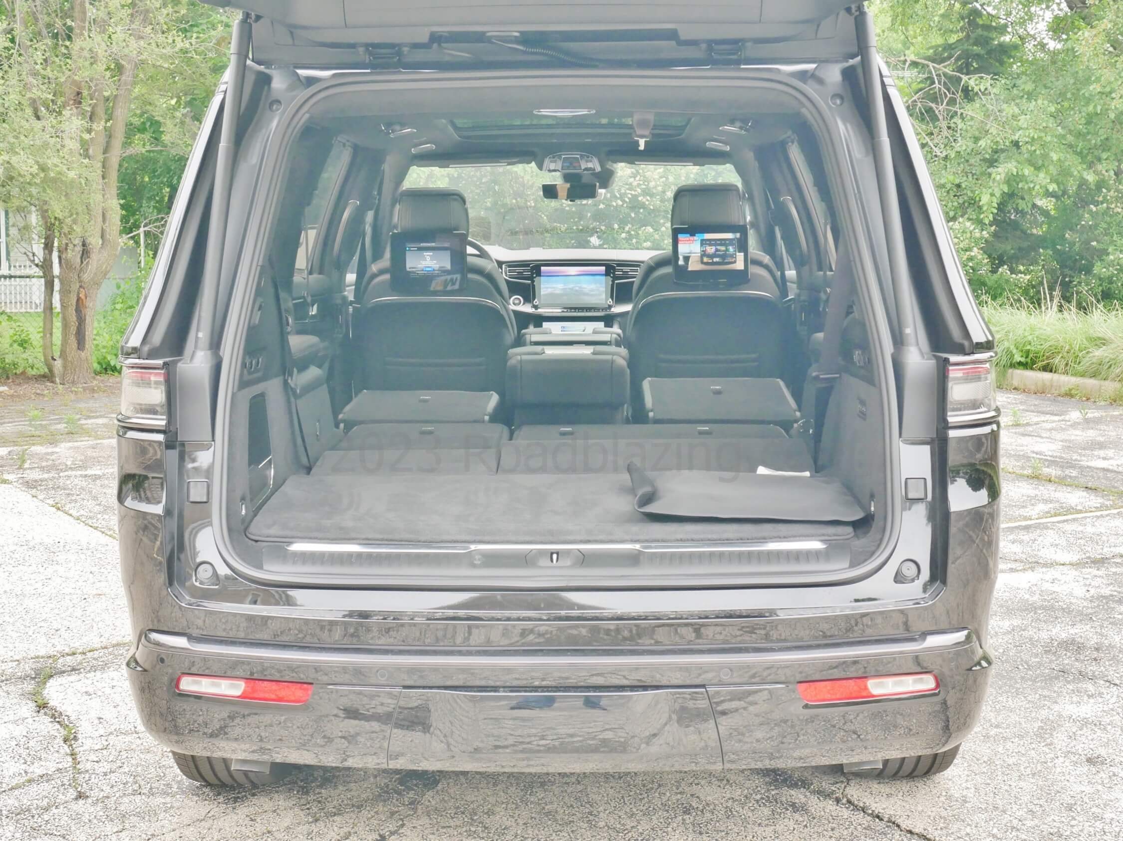2022 Jeep Grand Wagoneer 6.4L Obsidian 4x4: 85 cubic feet post Row 1 expanded cargo capacity