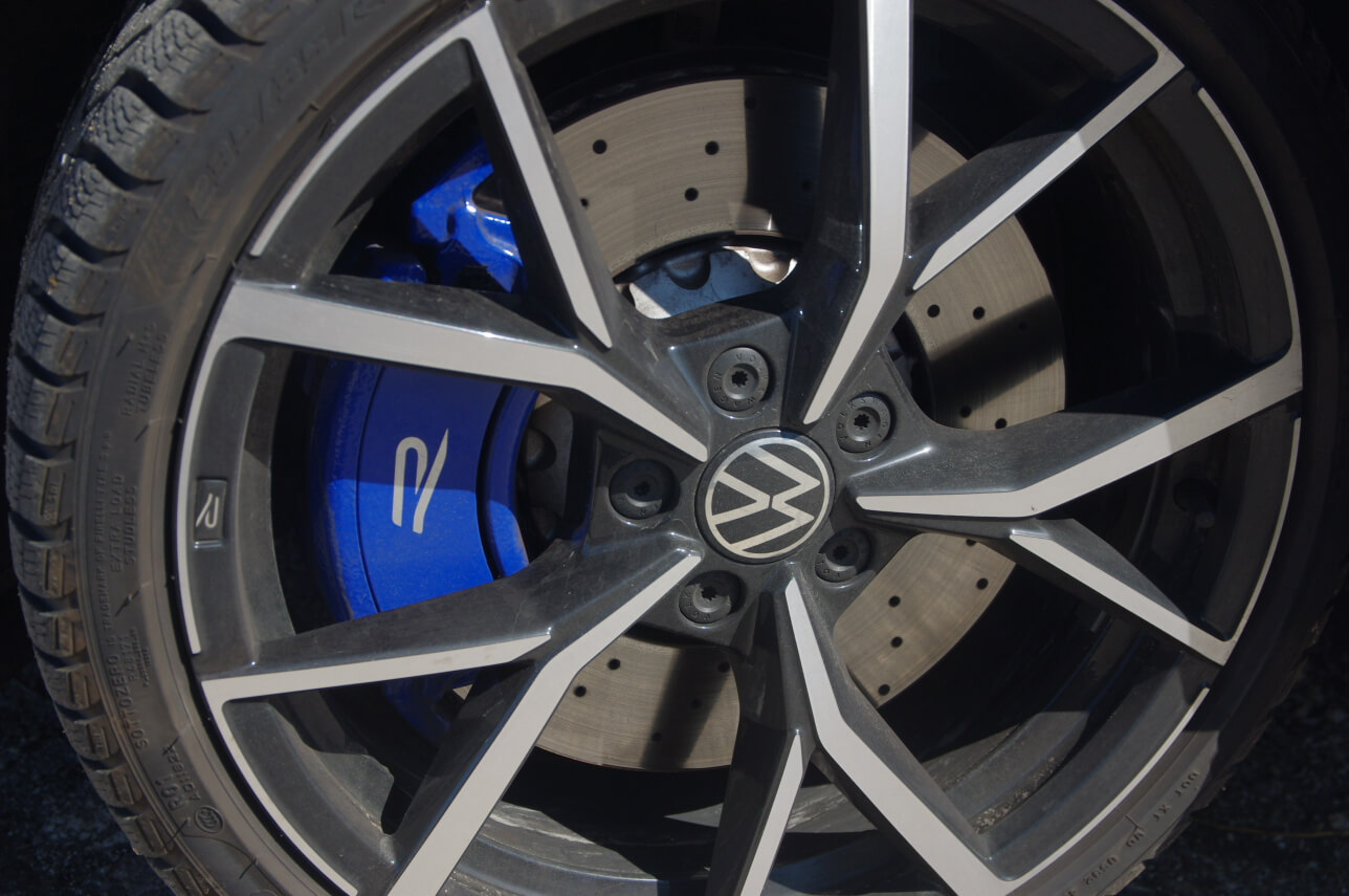 2022 Volkswagen Golf R: monobloc big brakes